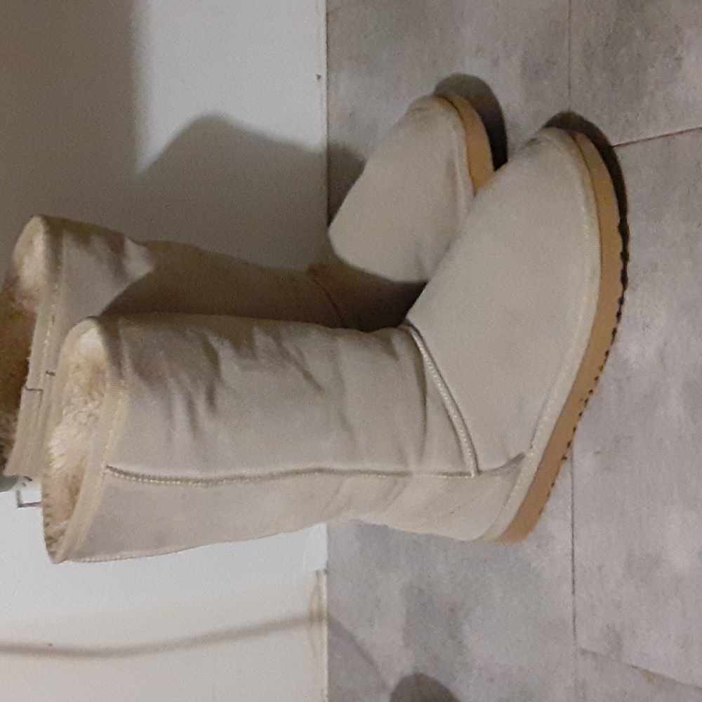 UGG boots size 8 whomenpoquito desgaste en la parte de atras del talon - Picture 2 of 5